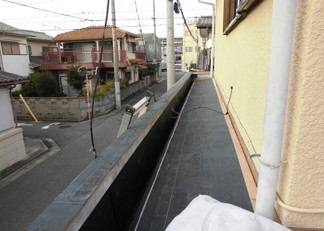 加古川市のカバー工事における防水シートの敷設